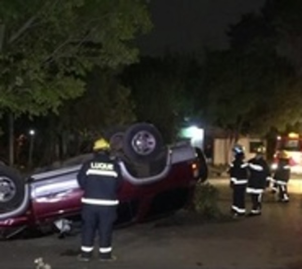 Conductor se salva de milagro tras chocar contra un árbol y volcar - Paraguay.com