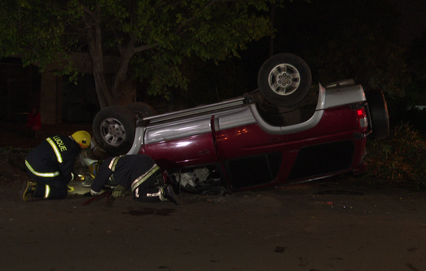 Aparatoso vuelco de camioneta en Luque