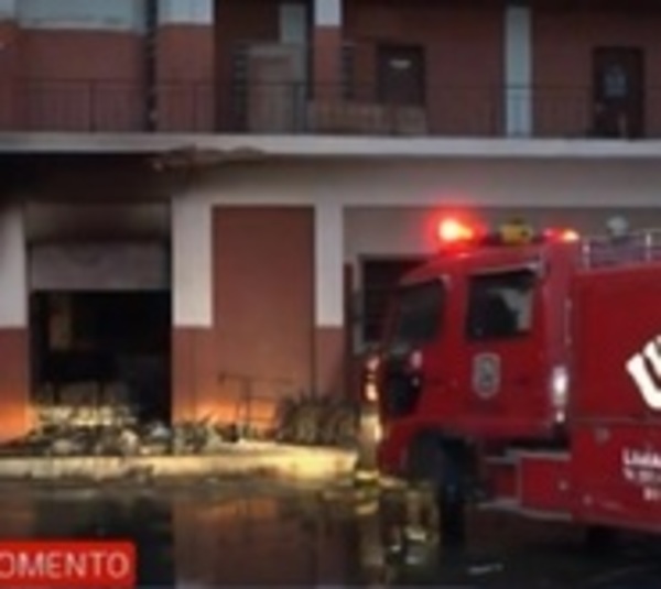 Dependencia policial se incendia y oficiales se salvan de las llamas - Paraguay.com