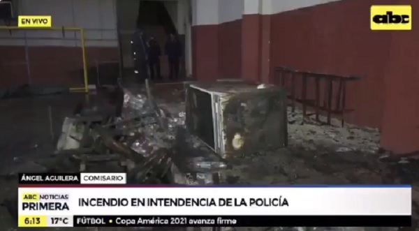 Incendio consume dependencia policial