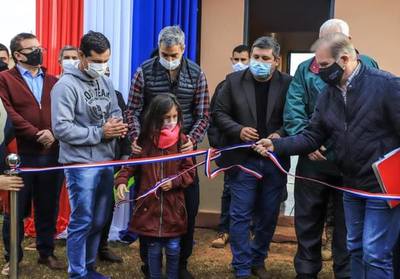 UNAS 84 FAMILIAS RECIBEN LAS LLAVES DE SU VIVIENDA PROPIA
