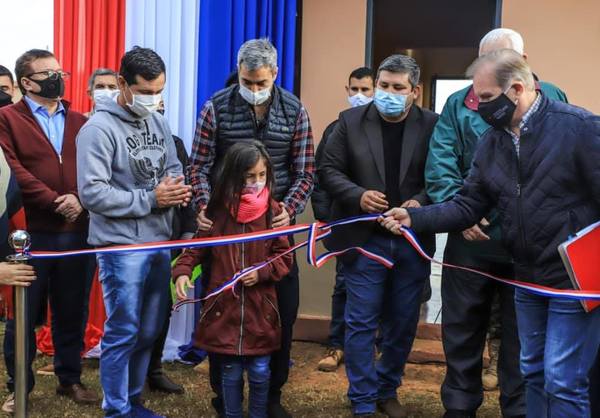 UNAS 84 FAMILIAS  RECIBEN LAS LLAVES DE SU VIVIENDA PROPIA