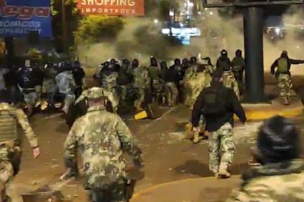 34 imputados por perturbación y resistencia tras disturbios en CDE · Radio Monumental 1080 AM