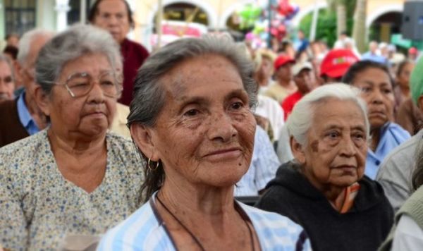 Adultos mayores cobran desde hoy viernes