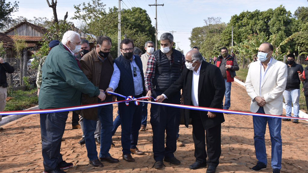 EL PRESIDENTE MARIO ABDO INAUGURÓ PAVIMENTACIÓN TIPO EMPEDRADO