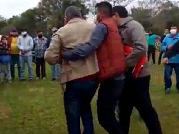 Intendente de Zanja Pytã a los golpes con un poblador durante acto público