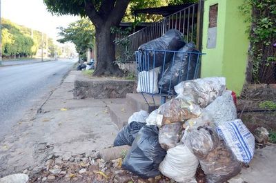 Joven pide ayuda para limpiar su casa: Su madre es acumuladora compulsiva y no permite a su familia tirar los desechos » Ñanduti