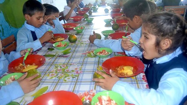 Intendente confirma que adjudicó almuerzo escolar a empresa de su familia
