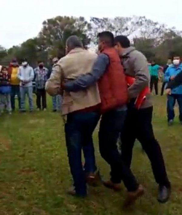 Intendente de Zanja Pytã a los golpes con un poblador durante acto público