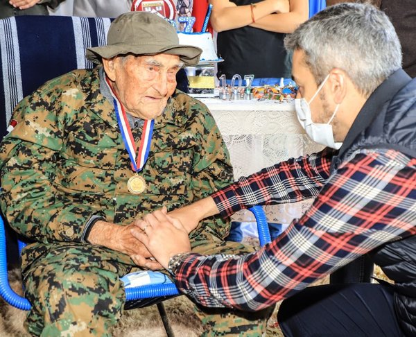 Abdo llama a la conciliación para vencer a la “guerra epidemiológica”, en visita a excombatiente - El Trueno