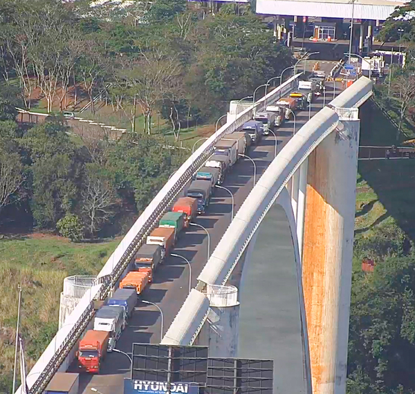 Camioneros brasileños analizan paralizar transporte de cargas hacia Paraguay - Noticde.com