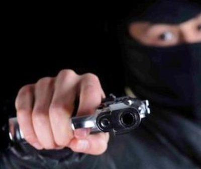 Asalto domiciliario con toma de rehén