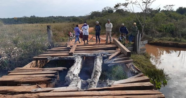 Desconocidos queman puente de madera en Horqueta por falsas promesas del MOPC