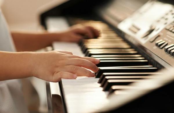Investigadores aseguran que aprender música no hará más inteligente a tu hijo - SNT
