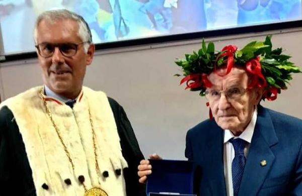 Nunca es tarde: anciano consigue título universitario a los 96 años - SNT