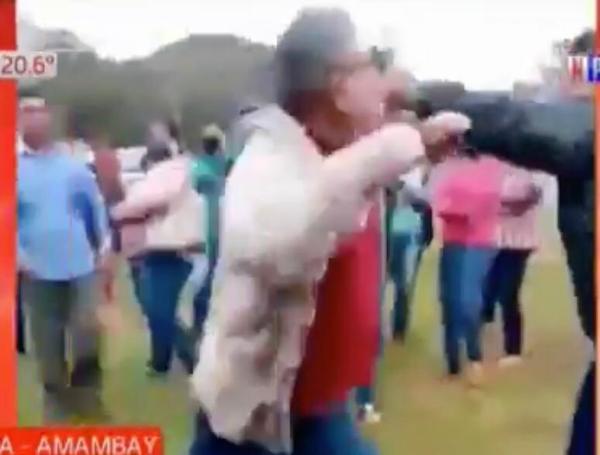 Intendente de Zanja Pytã a los golpes con un poblador: “Si no me atajaba la gente, le iba a corregir bien” - ADN Paraguayo