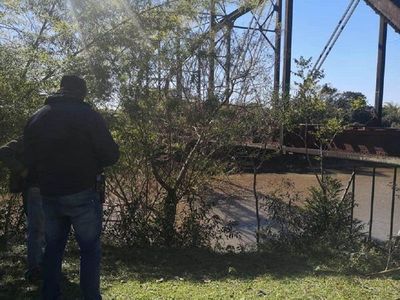 Roban hierros del puente Salitre Cué, en Itapúa
