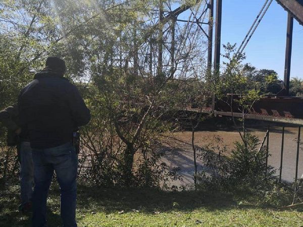 Roban hierros del puente Salitre Cué, en Itapúa