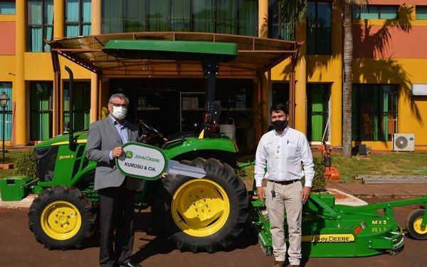 UNE cuenta con nuevo tractor para limpieza de campus