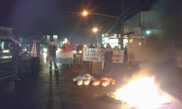 Pobladores de Ñemby se manifiestan contra el clan Lanzoni y el lento actuar de Fiscalía - Nacionales - ABC Color