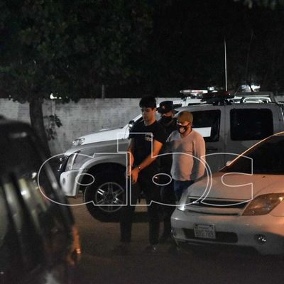 Detienen a dos presuntos asaltantes luego de atraco a bus interno de Luque - Nacionales - ABC Color