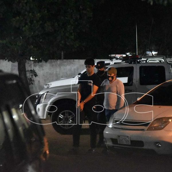 Detienen a dos presuntos asaltantes luego de atraco a bus interno de Luque - Nacionales - ABC Color