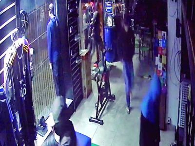 Turba de marginales atraca negocio y se roba casi todo
