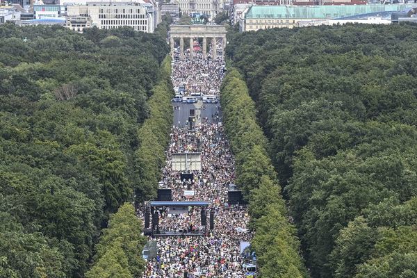 Miles de personas en Berlín protestan contra restricciones por coronavirus  - Mundo - ABC Color