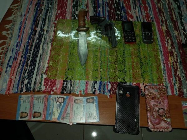 Pelaron a pasajeros de un micro y fueron detenidos por una torpeza