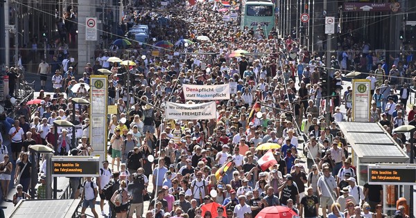 Miles de personas en Berlín protestan contra las restricciones por coronavirus