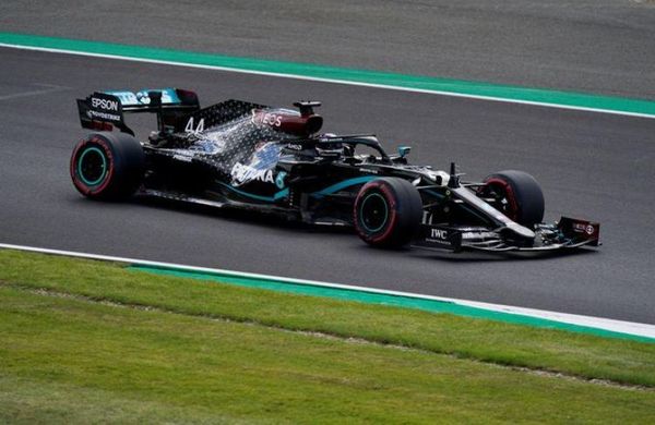 Hamilton logra la pole a domicilio en el Gran Premio de Gran Bretaña