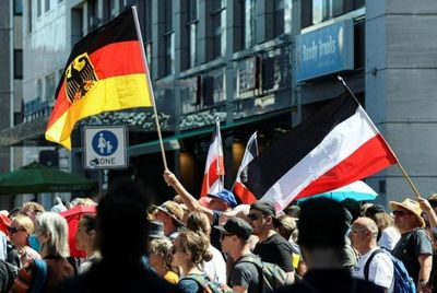 Miles de personas protestan en Berlín contra las restricciones por el coronavirus