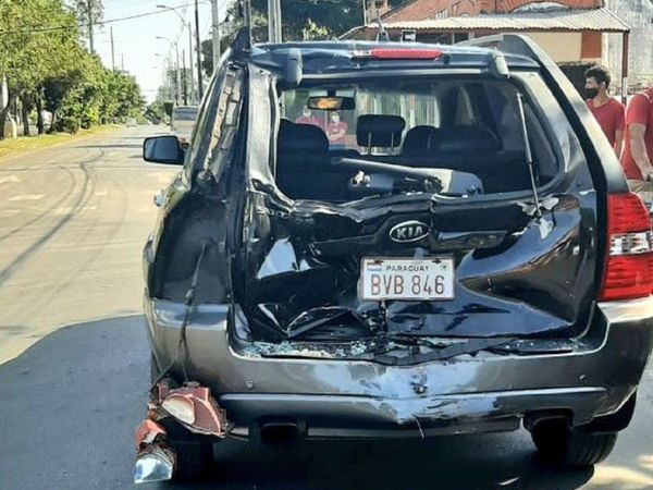 Motociclista fallece tras chocar contra una camioneta en Asunción