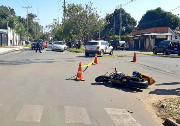 Motociclista muere, tras chocar con la parte trasera de una camioneta