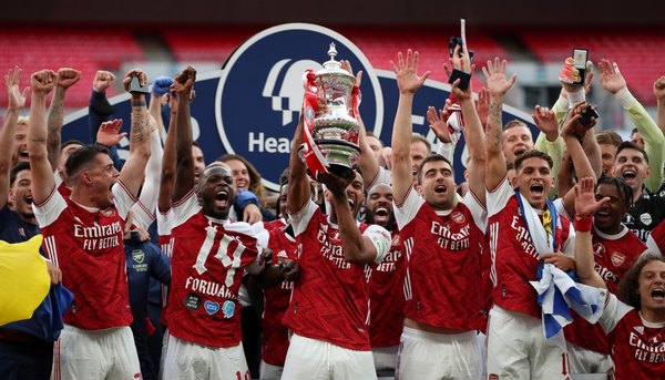 Con doblete de Aubameyang, el Arsenal vuelve a levantar la FA Cup