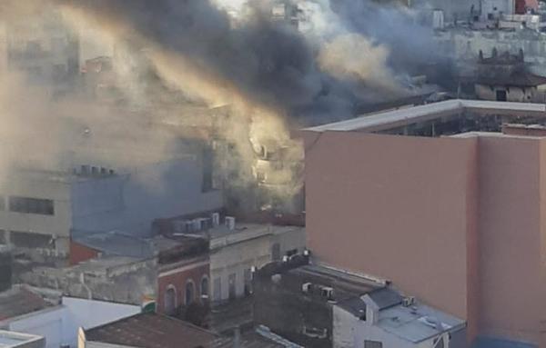 Reportan incendio en el ex Cine Victoria