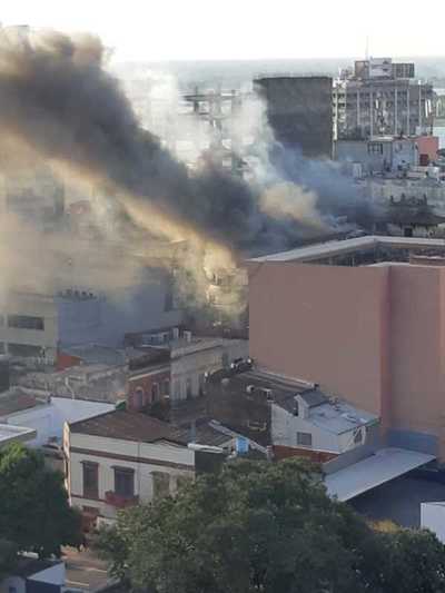 Reportan incendio en el ex Cine Victoria