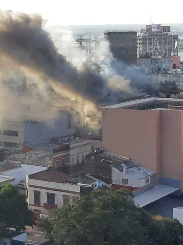 Reportan incendio en el ex Cine Victoria