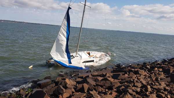 CASO VELERO: SE DESAMARRÓ Y NAUFRAGÓ HACIA LA COSTA PARAGUAYA.