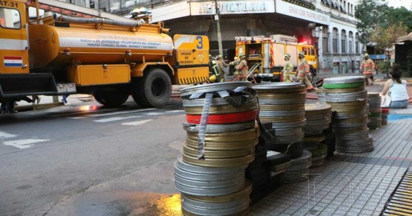 Bomberos rescatan rollos de películas tras incendio del excine Victoria