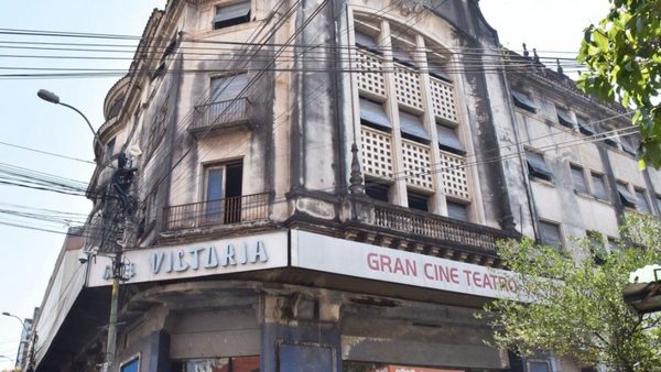 Se incendia el emblemático edificio del ex cine Victoria