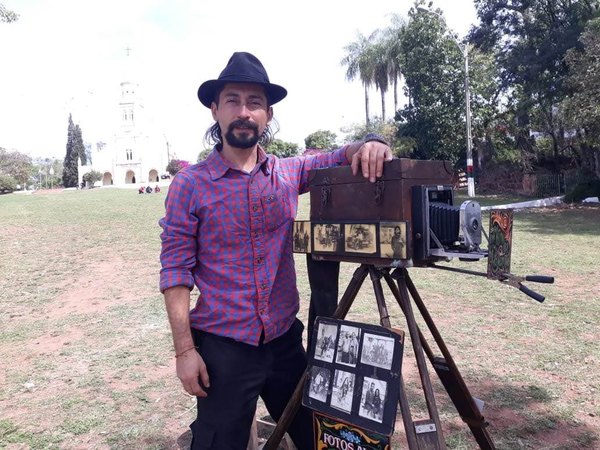 "Coca" el fotógrafo que te lleva al pasado | Crónica