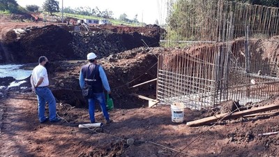 EN PLENA CONSTRUCCIÓN PUENTE SOBRE ARROYO TACUARY JHU.