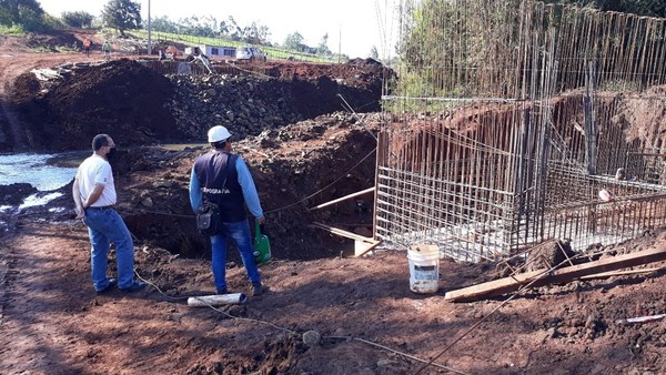 EN PLENA CONSTRUCCIÓN PUENTE SOBRE ARROYO TACUARY JHU.