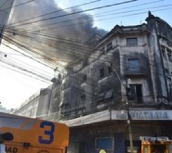 Ex Cine y Teatro Victoria se incendió  - Paraguay.com