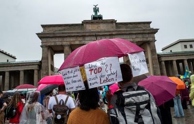 Unos 45 policías resultan heridos en Berlín en protestas contra restricciones por pandemia - Mundo - ABC Color