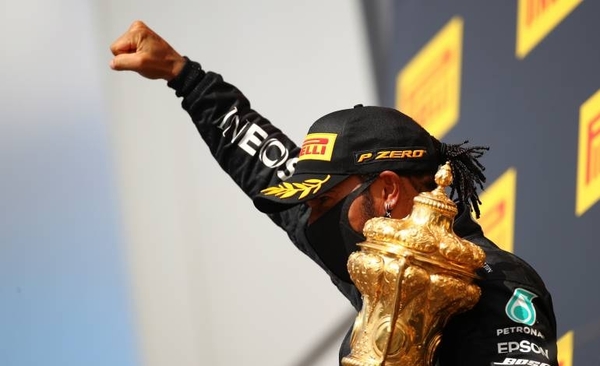 HOY / F1: Hamilton gana, con un neumático pinchado, por séptima vez en Silverstone