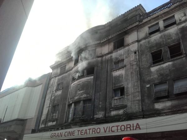 SNC lamenta incendio de ex cine teatro Victoria y pide a propietarios cuidar bienes culturales - Nacionales - ABC Color
