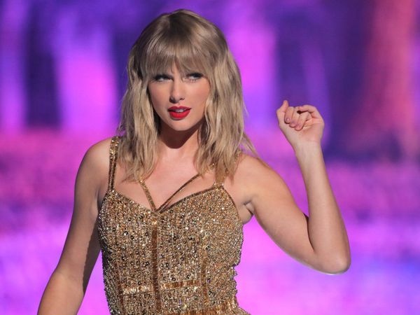 Taylor Swift vende 2 millones de copias de Folklore y bate récords