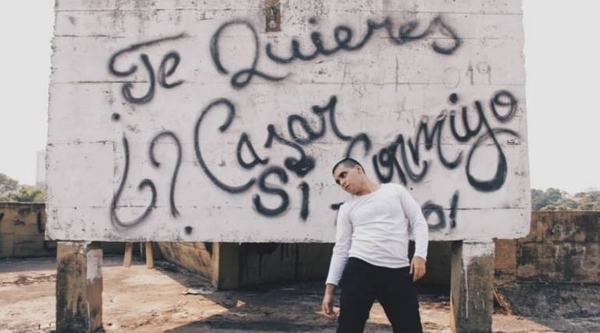 HOY / Poemario desnuda las “pequeñas bazofias acerca de una felicidad efímera”, en una relación